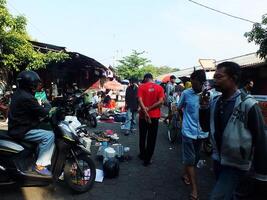 surakarta Stadt, zentral Java, Indonesien, April 15, 2024. notoharjo Markt. das Floh Markt ist gelegen auf das Stadtrand von Stadt, immer beschäftigt mit Besucher im das Morgen. Kauf und Verkauf benutzt Waren foto