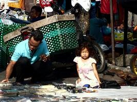 surakarta Stadt, zentral Java, Indonesien, April 15, 2024. notoharjo Markt. das Floh Markt ist gelegen auf das Stadtrand von Stadt, immer beschäftigt mit Besucher im das Morgen. Kauf und Verkauf benutzt Waren foto