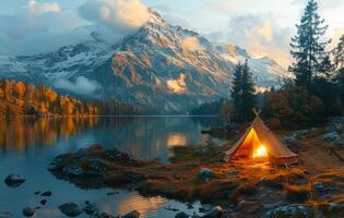 Zelt ist einstellen oben auf das Ufer von See im das Berge. foto