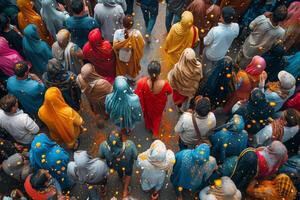 ein Gruppe von Menschen versammelt eng beim das holi Festival von Farben, Teilen im das beschwingt Feierlichkeiten und Feierlichkeiten foto