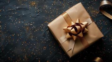 Sanft Farbe Geschenk Box mit elegant Gold Band auf dunkel Hintergrund. Gruß Geschenk mit Kopieren Raum zum Weihnachten gegenwärtig, Urlaub oder Geburtstag foto