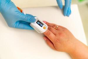 Herzschlag Überwachung auf Impuls Oximeter. Messung Sauerstoff im Blut. foto
