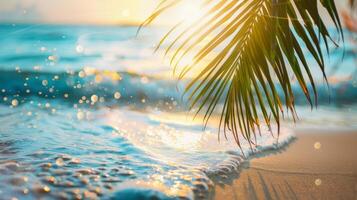 schön Strand von Ozean, Meer Hintergrund. Palme Blätter auf tropisch Strand mit Bokeh Sonne Licht und spritzt von Wellen. foto