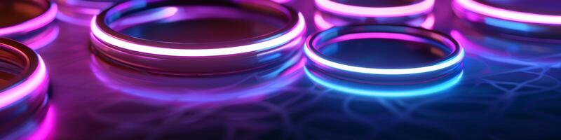 glühend Neon- lila und Blau Ringe auf reflektierend Oberfläche foto