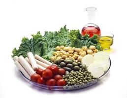 Salat mit Tomaten, Pilze, Erbsen, Zwiebeln und Grüner Salat auf Weiß Hintergrund foto