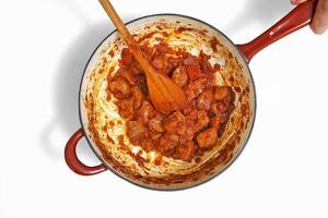 Schritt durch Schritt leiten zu Gulasch, ein klassisch ungarisch Gericht mit Fleisch, Süss Paprika, Butter, Tomaten und Knoblauch foto