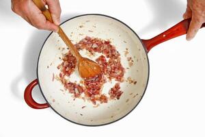 Schritt durch Schritt leiten zu Gulasch, ein klassisch ungarisch Gericht mit Fleisch, Süss Paprika, Butter, Tomaten und Knoblauch foto
