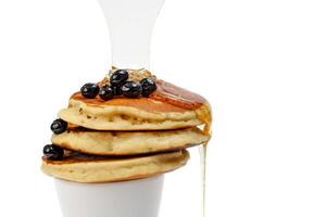 Pfannkuchen mit Blaubeere und Honig auf Weiß Hintergrund foto