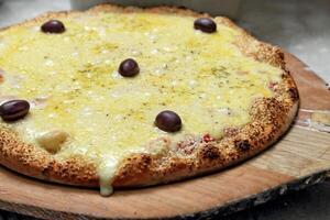 Mozzarella Pizza mit schwarz Oliven Kommen aus von das Ofen foto