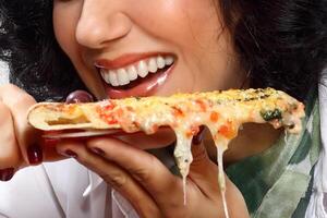 lächelnd Brünette Modell- mit ihr Stück von Pizza foto