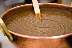 Bronze- schwenken gefüllt mit Schokolade zu machen Brigadeiro foto