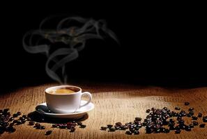 heiß Espresso Kaffee auf Jute Hintergrund foto