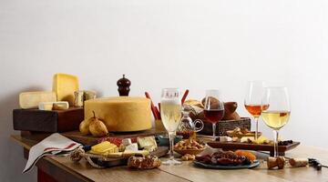 hölzern Tabelle mit Weine, Snacks, Früchte und Käse foto