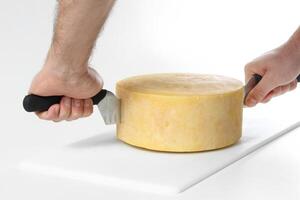Koch zeigen das richtig Messer und Wie zu Schnitt jeder Art von Käse foto