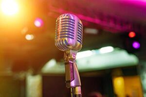Fachmann Mikrofon ist beabsichtigt zum Aufführungen im Vorderseite von Publikum im Konzert Halle. geschlossen oben foto
