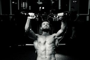 Bodybuilding jung Mann im Fitnessstudio. Ausbildung muskulös mit nacktem Oberkörper Mann. foto