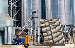 Getreidespeicher landwirtschaftlich Silos. industriell draussen Behälter. foto