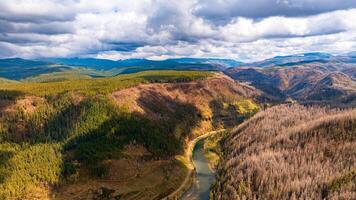 spektakulär Aussicht von Berge und Fluss im das Wildnis von Oregon Zustand, das USA. mt. Kapuze National Wald. grau regnerisch Wolken bedeckt das Himmel über das Landschaft. oben Perspektive. foto