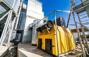 Außen von groß Fabrik Gebäude. industriell Produktion Warenhaus Konstruktion. foto