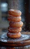 Donuts sind bestreut mit pulverisiert Zucker auf hölzern Tafel. foto