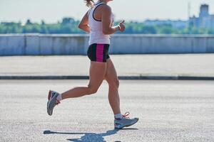 Fitness Frau Laufen im Sportbekleidung auf Stadt Straße foto