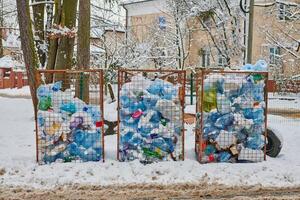 drei Müllcontainer voller Plastikflaschen, Tüten und Müll foto