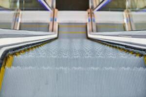 Rolltreppe im Einkaufszentrum foto