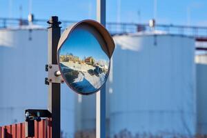 konvex Spiegel von kugelförmig Art auf Pole reflektieren Straße foto