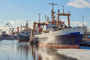 festgemachte Schiffe und Hafenkräne im Hafen foto