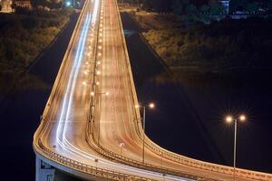 Autobahn bei Nachtlichtern foto