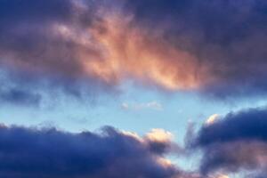 flauschige kumulus-violette und rosa wolken, wolkengebilde foto