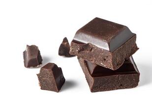 dunkel Schokolade Blöcke und biesen isoliert auf Weiß Hintergrund foto