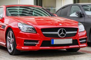 gaziveren Zypern 24.04.2024-rot Mercedes Benz slk 250 im das Parkplatz Menge in der Nähe von das Haus 2 foto