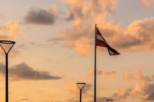 das größten Flagge von Lettland im Vorderseite von das Center von riga 3 foto