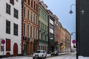 riga Lettland 22.12.2021 - - Winter Straßen von das alt Stadt, Dorf im das Hauptstadt von Lettland foto