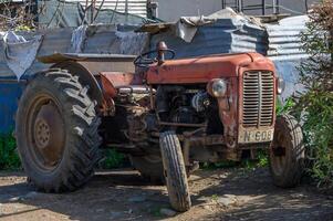 gaziveren Zypern 17.02.2024 alt Traktor im das Dorf 1 foto