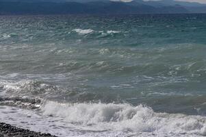 Aussicht von das Mittelmeer Meer und Berge im Zypern 3 foto