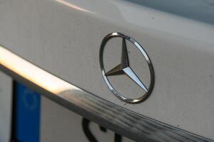 gaziveren Zypern 10.03.2024 - - Mercedes Logo auf das Kapuze von das Auto 4 foto