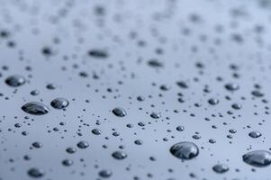 Regentropfen auf das Oberfläche von das Auto Glas. Regentropfen natürlich abstrakt Hintergrund. foto