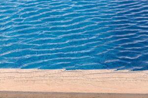 schön Sonne Reflexionen von Wasser im das Schwimmbad. Blau Wasser. Hintergrund. rein Wasser.5 foto