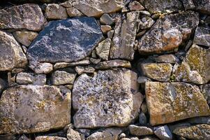 retro Stil Design dekorativ irregulär geknackt echt Stein Mauer Oberfläche bunt Stein 2 foto