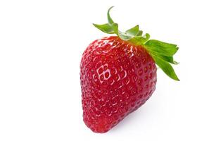 reif, organisch Erdbeere auf Weiß Hintergrund. foto