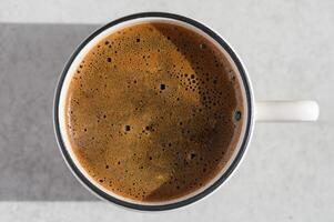 oben Aussicht traditionell Tasse von Türkisch Kaffee auf ein abstrakt Hintergrund. foto