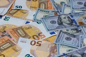 Euro und Dollar Banknoten. 50 Euro und 100 Dollar Banknoten. 2 foto