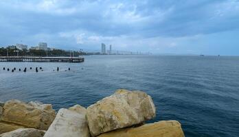 Zypern, Limassol, molos direkt am Meer Promenade und szenisch Ansichten von Olympia Küste und finanziell Center. 2 foto