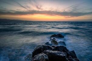 das Blau Stunde Über das Sonnenuntergang im das Mittelmeer Meer foto