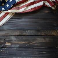 amerikanisch Flagge auf ein dunkel hölzern Tabelle foto