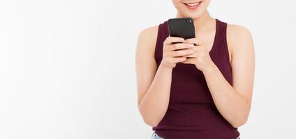 lächelndes Mädchen mit schwarzem Smartphone, Handy isoliert auf weißem Hintergrund. Werbekonzept. Platz kopieren foto