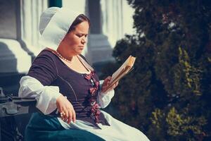 Porträt von Brünette Frau gekleidet im historisch Barock Kleider mit alt Mode Frisur foto