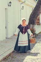 Porträt von Brünette Frau gekleidet im historisch Barock Kleider mit alt Mode Frisur foto